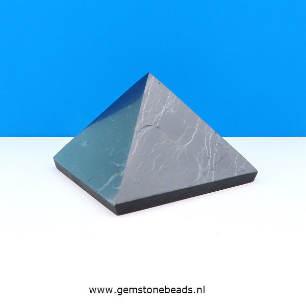 Shungite piramide van 5 cm