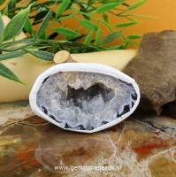 Mini geode met kristallen 3 x 5 cm (G1)