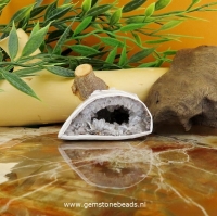 Mini geode met kristallen 2 x 4.5 cm (G3)
