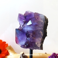 Staande Amethist op een sokkel van 14 cm