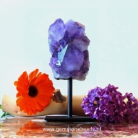 Staande Amethist op een sokkel van 14 cm