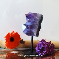 Staande Amethist op een sokkel van 14 cm