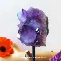 Staande Amethist op een sokkel van 14 cm